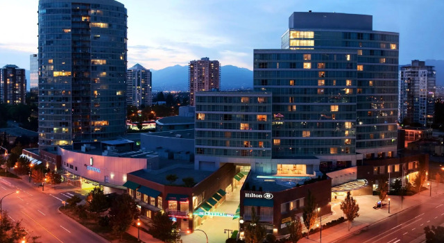 Двухместный High Floor люкс с 2 комнатами Hilton Vancouver Metrotown