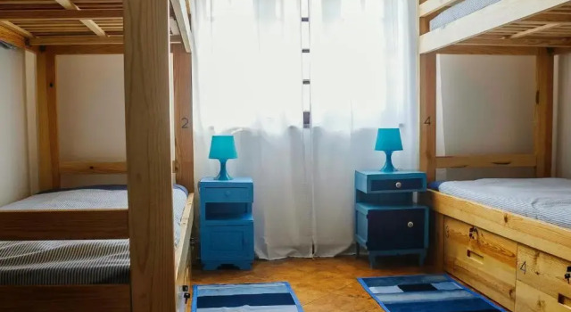 Кровать в общем номере Santa Beach House