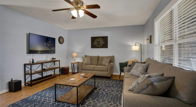 Cozy Haus With Fire Pit - 3 Min Drive to Main St!