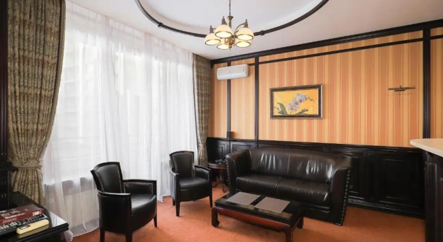 Suite Attache Hotel