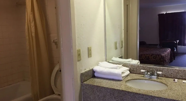 Четырёхместный номер Standard Ashburn Inn & RV Park