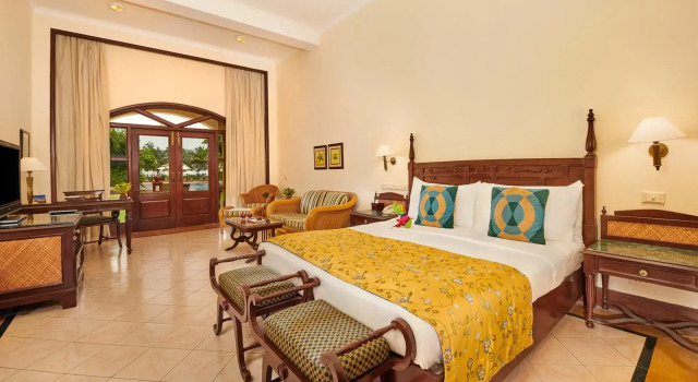 Люкс с видом на бассейн The LaLiT Golf & Spa Resort Goa