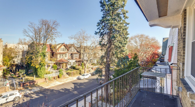 Pet Friendly! 3-story Home Near Lincoln Financial