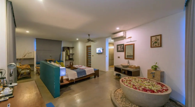 Люкс Grand с балконом Chez Moi Suite and Spa