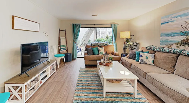 New Listing! Updated W/ Pool - Walk To Beach 3 Bedroom Condo, Забронировать Апартаменты/квартира Отели Южной Каролины с бассейном, Бассейн
