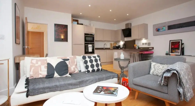 Central Designer 2 Bedroom Apartment in Portland Square
