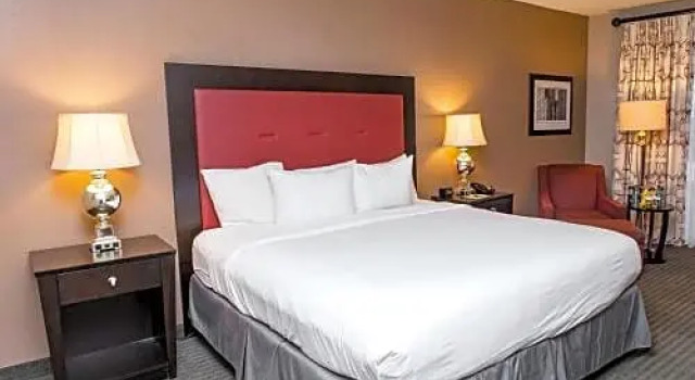 Двухместный номер Deluxe DoubleTree by Hilton Hotel Raleigh Brownstone University