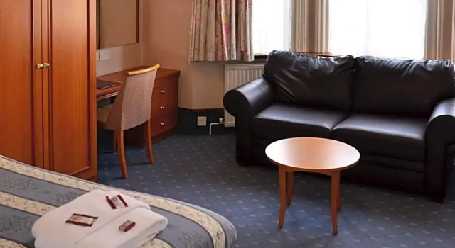 Номер Standard Russell Hotel