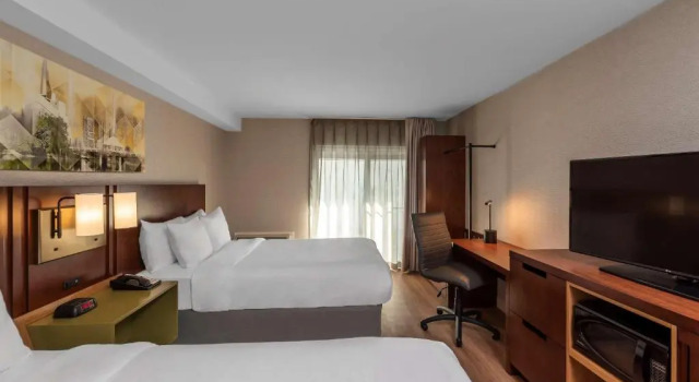 Четырёхместный номер Superior Comfort Inn Cambridge - Highway 401
