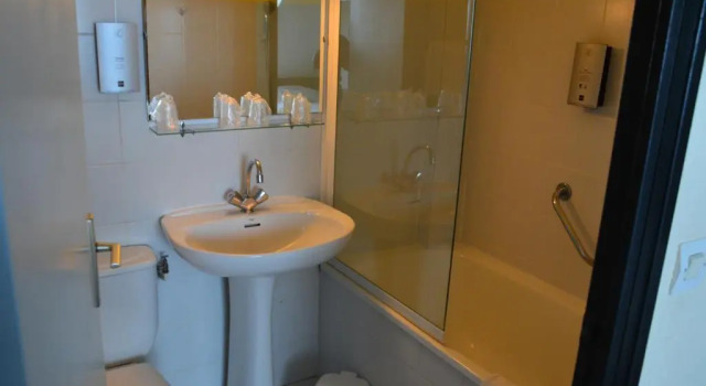 Четырёхместный номер Standard Logis Hôtel Restaurant Les Fontaines