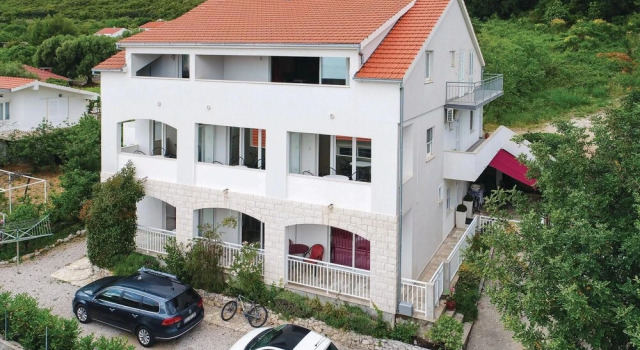 Nice Apartment in Kuciste-perna With 1 Bedrooms and Wifi