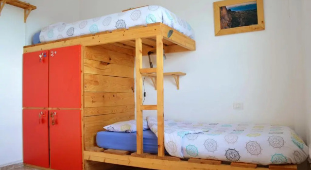 Кровать в общем номере Tenerife Climbing House