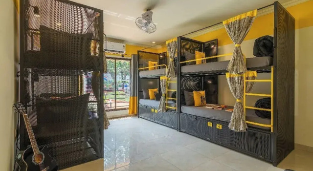 Кровать в общем номере с видом на сад The Hosteller Lonavala, City Centre