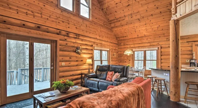 Secluded Gaylord Cabin w/ Deck, Fire Pit & Grill!, Book Feriehus Villaer i Gaylord, Villa