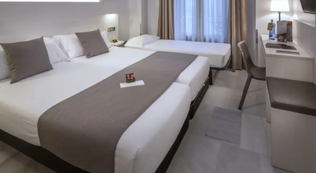 Трёхместный номер Comfort SERHS Carlit Boutique Hotel