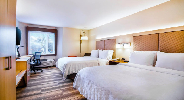 Четырёхместный номер Standard Holiday Inn Express & Suites Langley by IHG