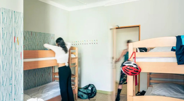 Кровать в общем номере Three Little Pigs Hostel - Your Berlin Castle
