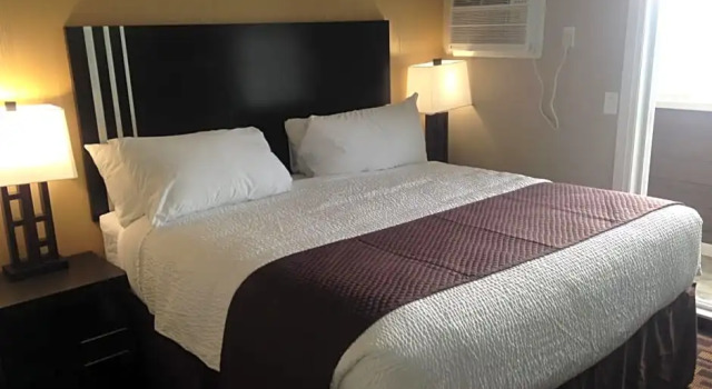 Номер Standard Days Inn by Wyndham Sylvan Lake