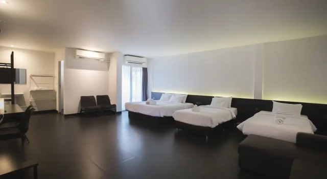 Четырёхместный номер Standard с балконом iSilver Hotel