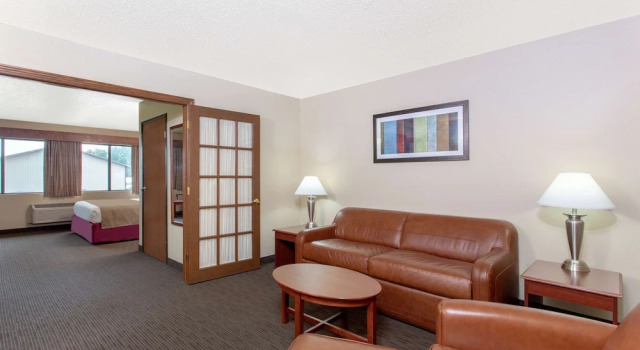 Двухместный люкс с 2 комнатами с балконом AmericInn by Wyndham New London