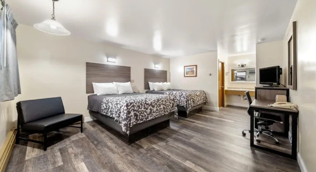 Четырёхместный люкс Kingsway Inn