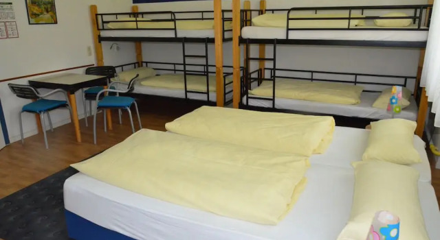 Кровать в общем номере Jugendhotel Nürnberg