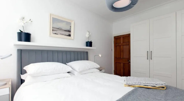 Stylish 2BR Flat for 5 in the Heart of Edinburgh, Забронировать Отель Отели Мерчистон 3 звезды, 3*