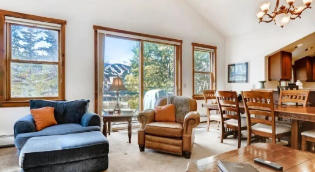 3 Bedroom Mountain Vacation Rental on Historic Downtown Main Street Within Walking Distance to Peak 9 Gondola, Rezerwuj Apartament Hotele w Vail Ski z basenem, Basen