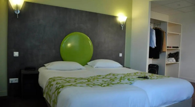 Четырёхместный номер Standard BRIT HOTEL CONFORT ALEXIA - La Souterraine