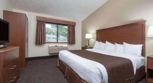 Двухместный полулюкс AmericInn by Wyndham Lake City