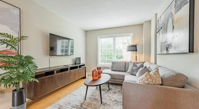 Коттедж Elegant 3 Bedroom House in Brampton