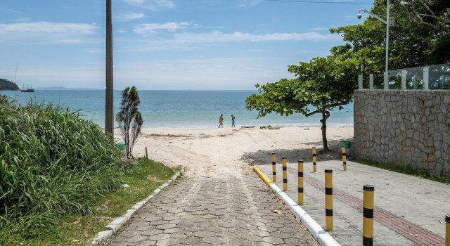 Апартаменты Beachfront Apartment With Island View Cca201