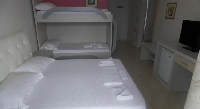 Deniz manzaralı Standart dört kişilik oda Hotel Divers