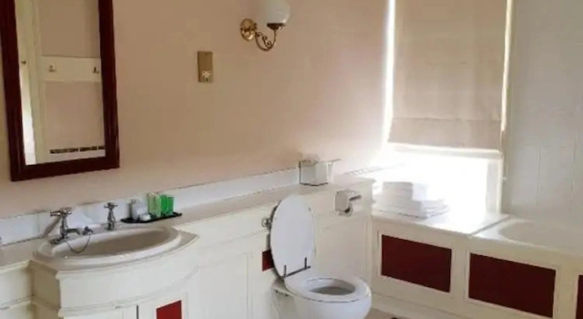 Четырёхместный люкс Donnington Grove Country Club