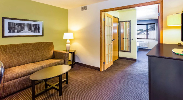 Двухместный люкс Superior AmericInn by Wyndham Hampton