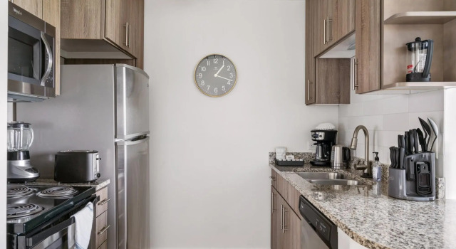Mid Main Lofts #5101 | Enchanting & fun studio loft | Midtown, Забронировать Отель Отели Хьюстона с парковкой, рядом с Театр Ensemble, Парковка