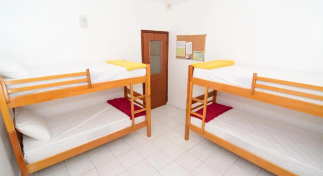 Кровать в общем номере Tanan Hostel