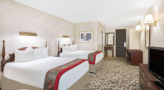 Четырёхместный номер Business Ramada Plaza by Wyndham Portland