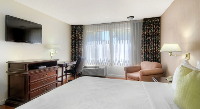 Days Inn & Suites by Wyndham Mountain View