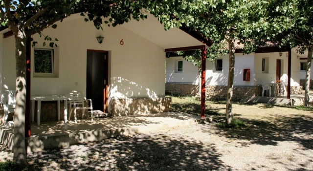 Tidy Bungalow With a Covered Terrace, in the Aragon Region, Prenota Hotel Hotel a Aragona con piscina, Piscina