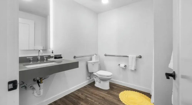 Двухместные апартаменты с балконом и с видом на город Holly House