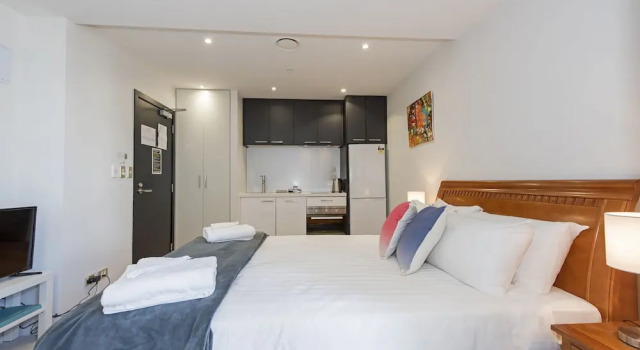 Colourful Bright Studio, Queens Resid, Pool & Gym