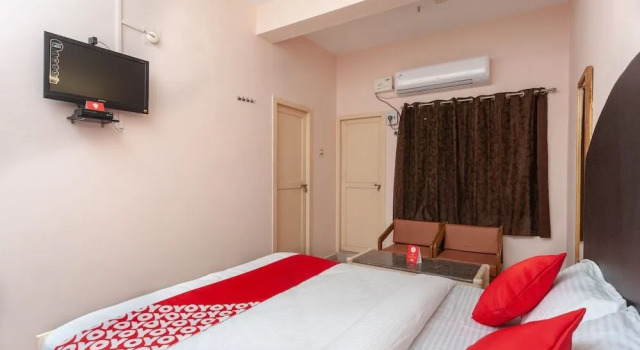 OYO 16749 Hotel Paris, Rezerwuj Hotel Hotele w Andhra Pradesh z parkingiem, Parking
