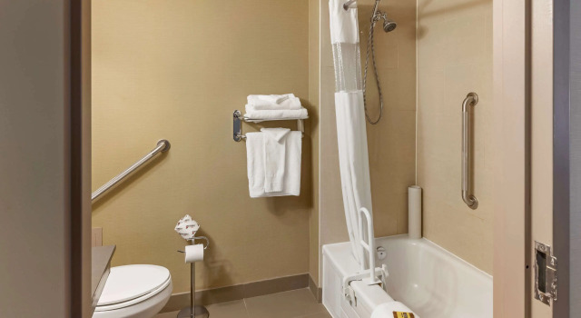 Четырёхместный номер Standard Best Western Plus Leamington Hotel & Conference Centre