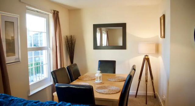 Traditional 2 Bedroom Edinburgh Apartment