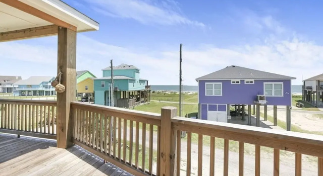 The Neon Moon 3 Bedroom Home by RedAwning, Book Feriehus Bolivar Peninsula Houston