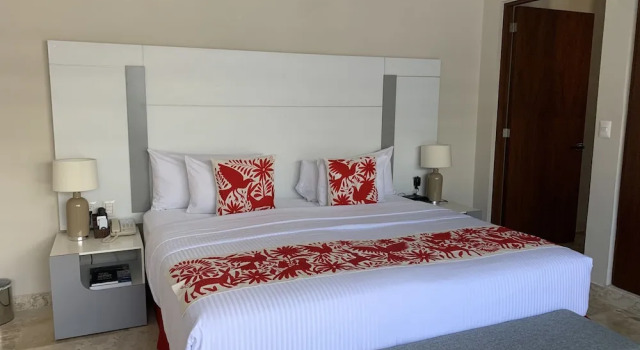 Люкс с балконом и с видом на бассейн Xaha Villas Suites & Golf Resort