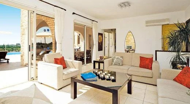Michelle Marie, Boek Hotel Peyia Paphos