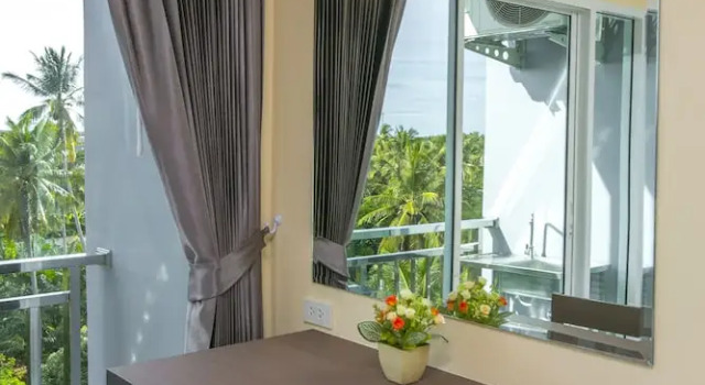 Номер Standard с балконом ตะวันอพาร์ทเม้นท์โฮเทลThawanapartmentHotel