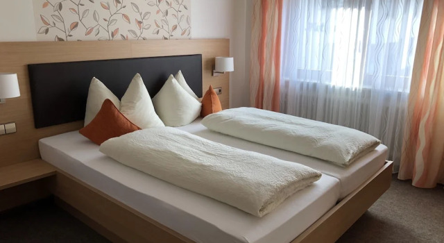 Четырёхместный номер Standard c 1 комнатой с балконом и с видом на горы Hotel Zur Linde